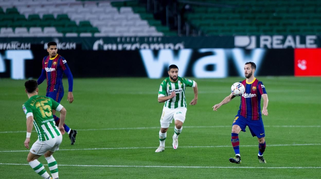 Pjanic controla el balón durante el partido ante el Betis