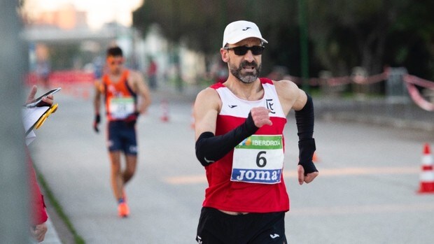 García Bragado bate en Sevilla el récord del mundo en 50 km marcha en mayores de 50 años