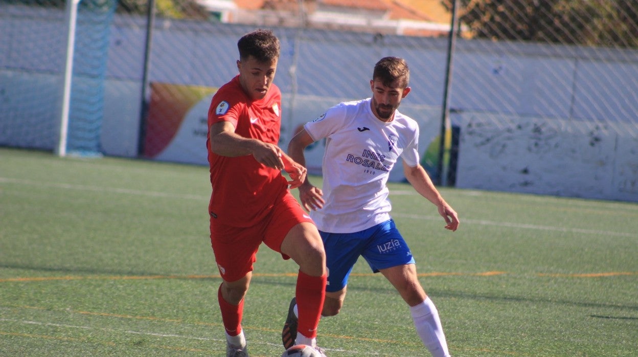 El sevillista Illies conduce el esférico en un tramo del partido