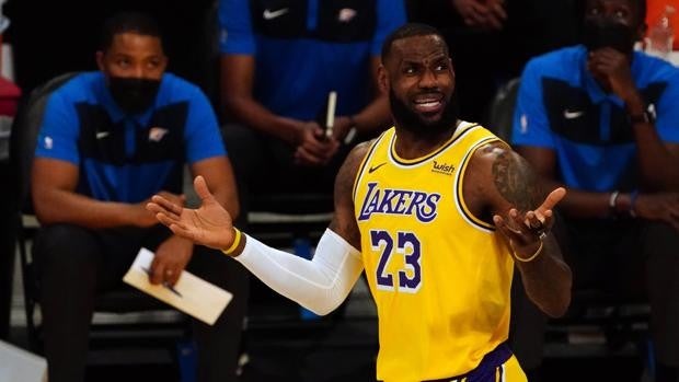 La NBA advierte a LeBron James y Kyle Kuzma por exagerar sus caídas