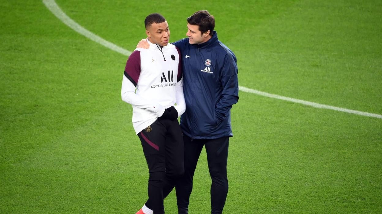 Pochettino charla con Mbappé durante el entrenamiento del PSG en el Camp Nou