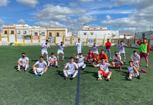 Los jugadores y el cuerpo técnico del Club Atlético Antoniano B, celebran un triunfo esta temporada