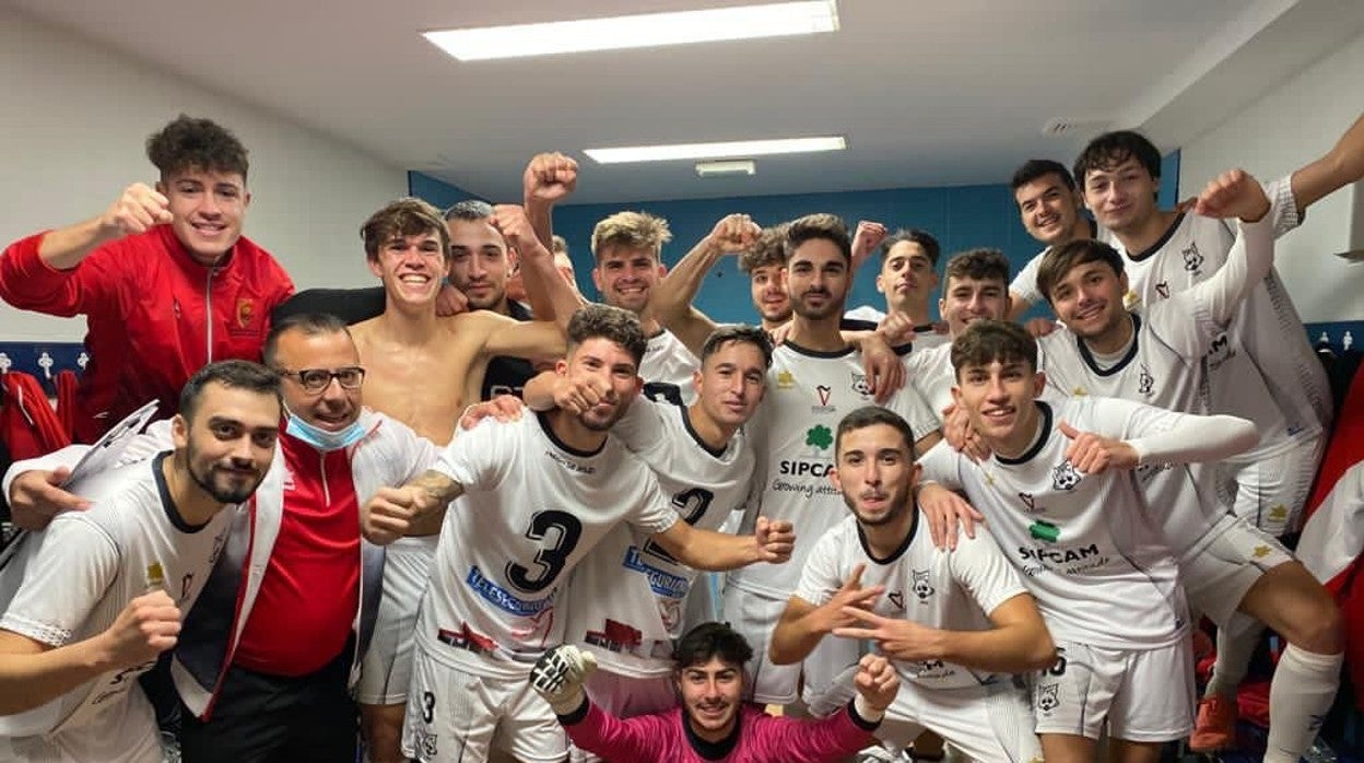 Los jugadores y el cuerpo técnico del Club Atlético Antoniano B, celebran un triunfo esta temporada