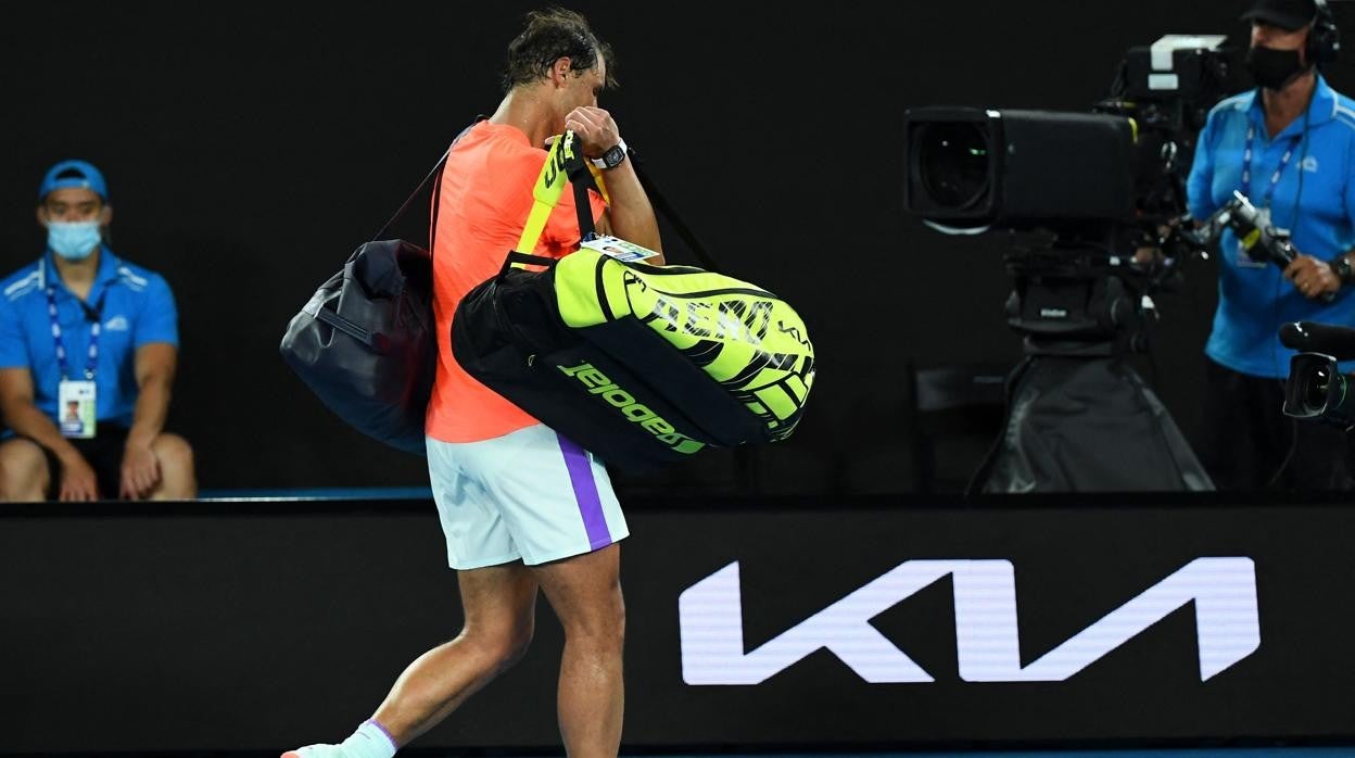 Nadal abandona la pista tras la derrota