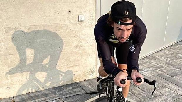 Fernando Alonso vuelve a subirse a la bicicleta