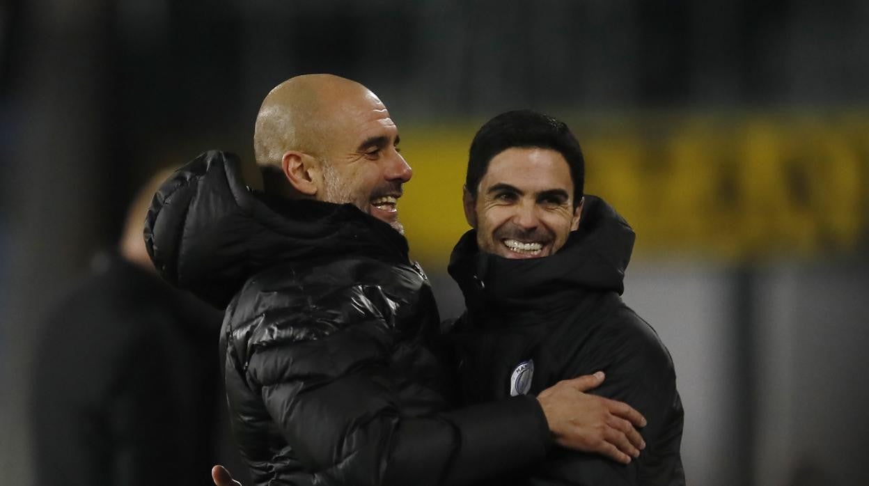 Guardiola y Arteta, durante un partido del Manchester City