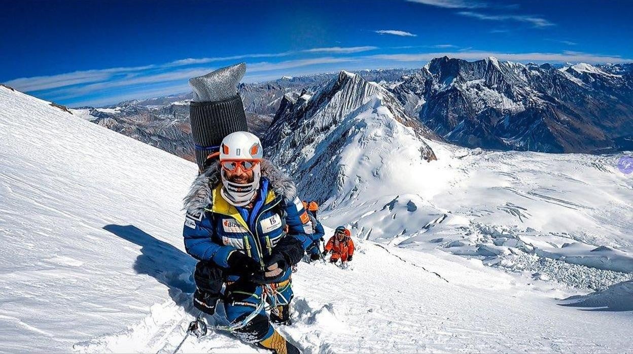 Txikon y sus compañeros, durante uno de los ascensos a los campos de altura