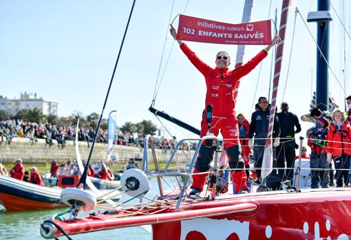 Sam Davies rindió homenaje a todo el equipo que ayudó a reparar el barco en Ciudad del Cabo