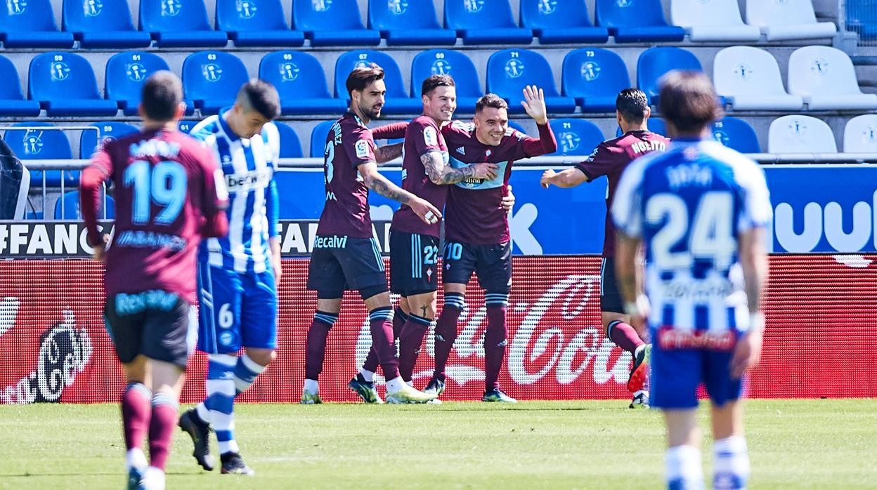 Los jugadores del Celta, tras uno de los goles del equipo contra el Alavés