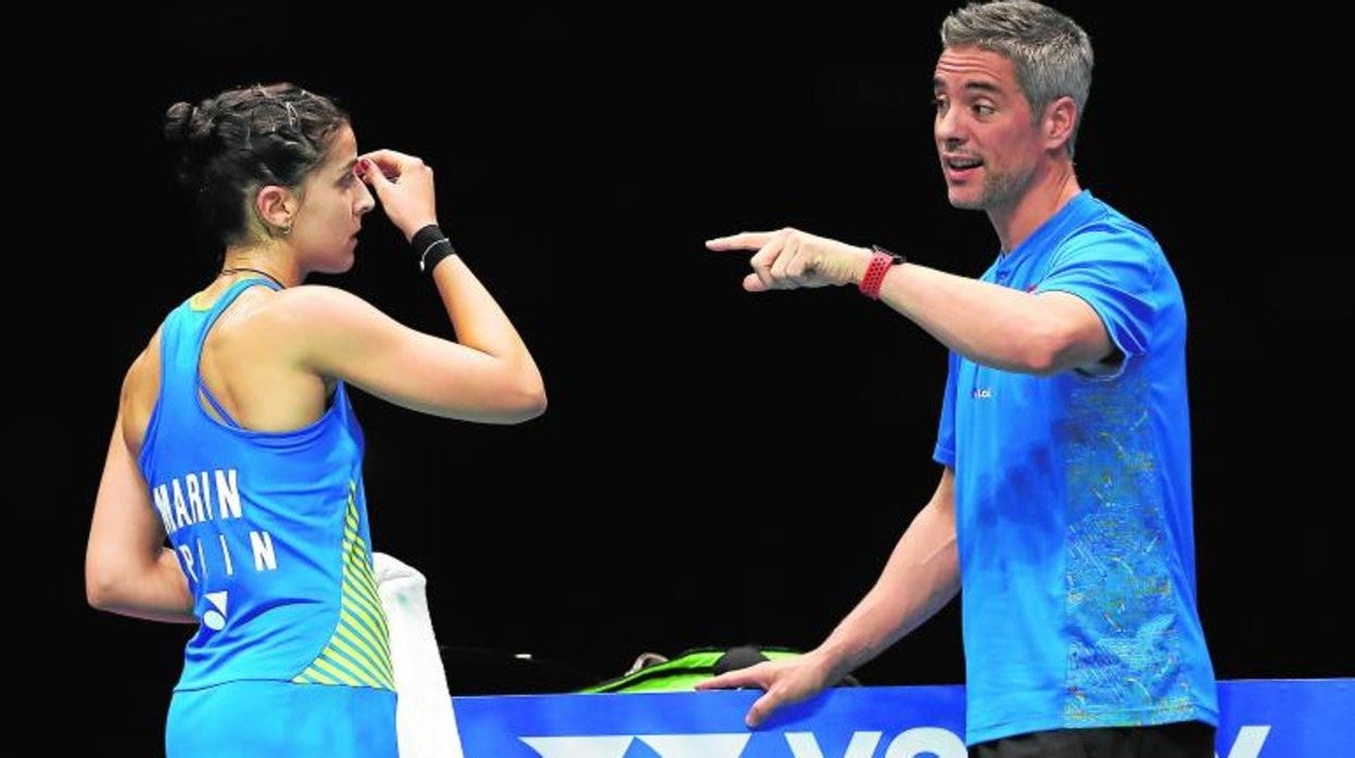 Carolina Marín, junto a Fernando Rivas, en un torneo de 2018