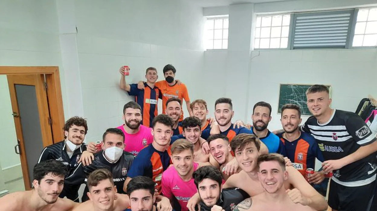Los jugadores del Cerro celebran la victoria ante el Lora (3-0) y la clasificación a la fase de ascenso en la última jornada del Subgrupo II