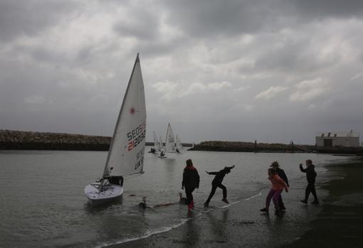 El cielo amenazaba lluvia antes de iniciar la competición.