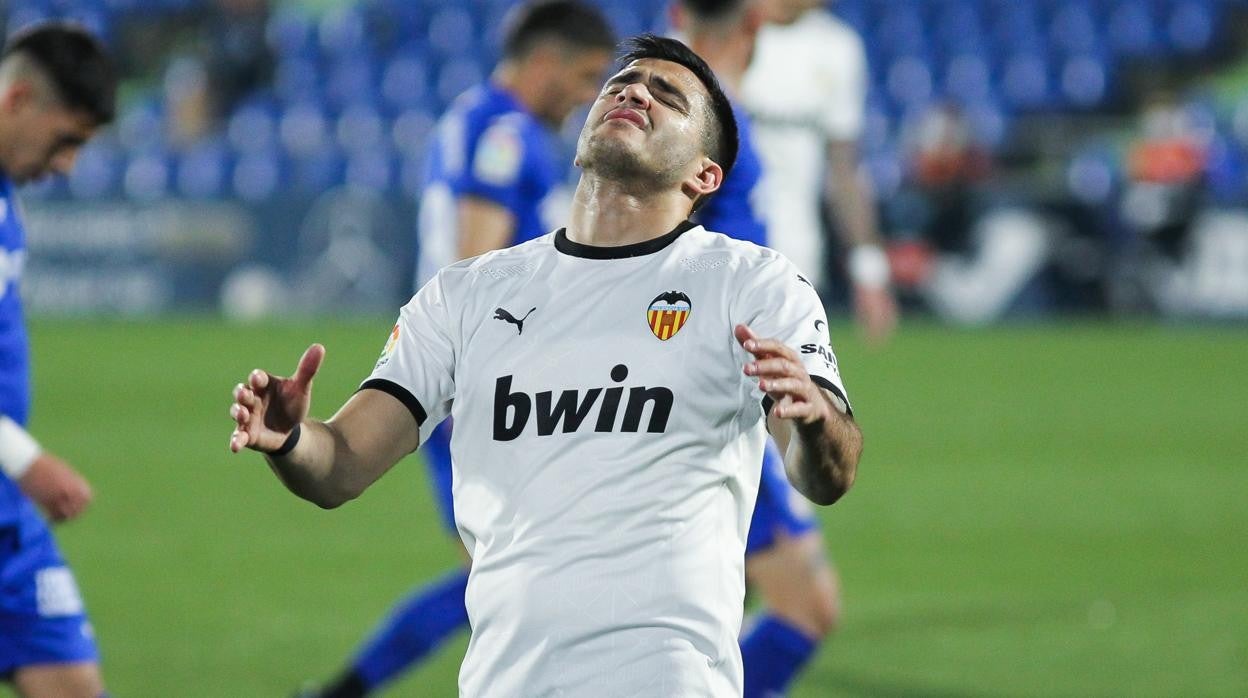 Maxi Gómez se lamenta de una acción durante el partido contra el Getafe