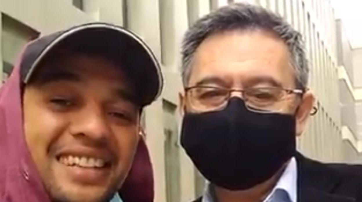 Bartomeu posa con un aficionado tras comparecer en la Ciudad de la Justicia/ Los candidatos a la presidencia del Barça hablan de la detención de Bartomeu