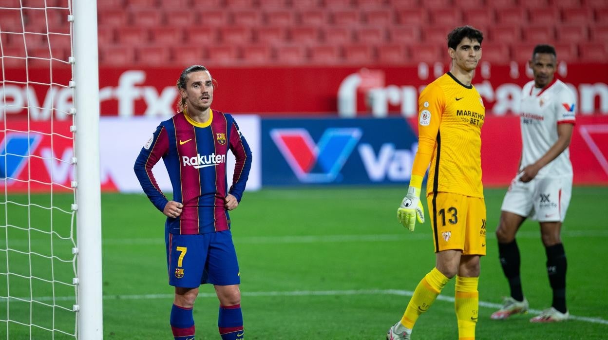 Koeman espera el lanzamiento de un saque de esquina