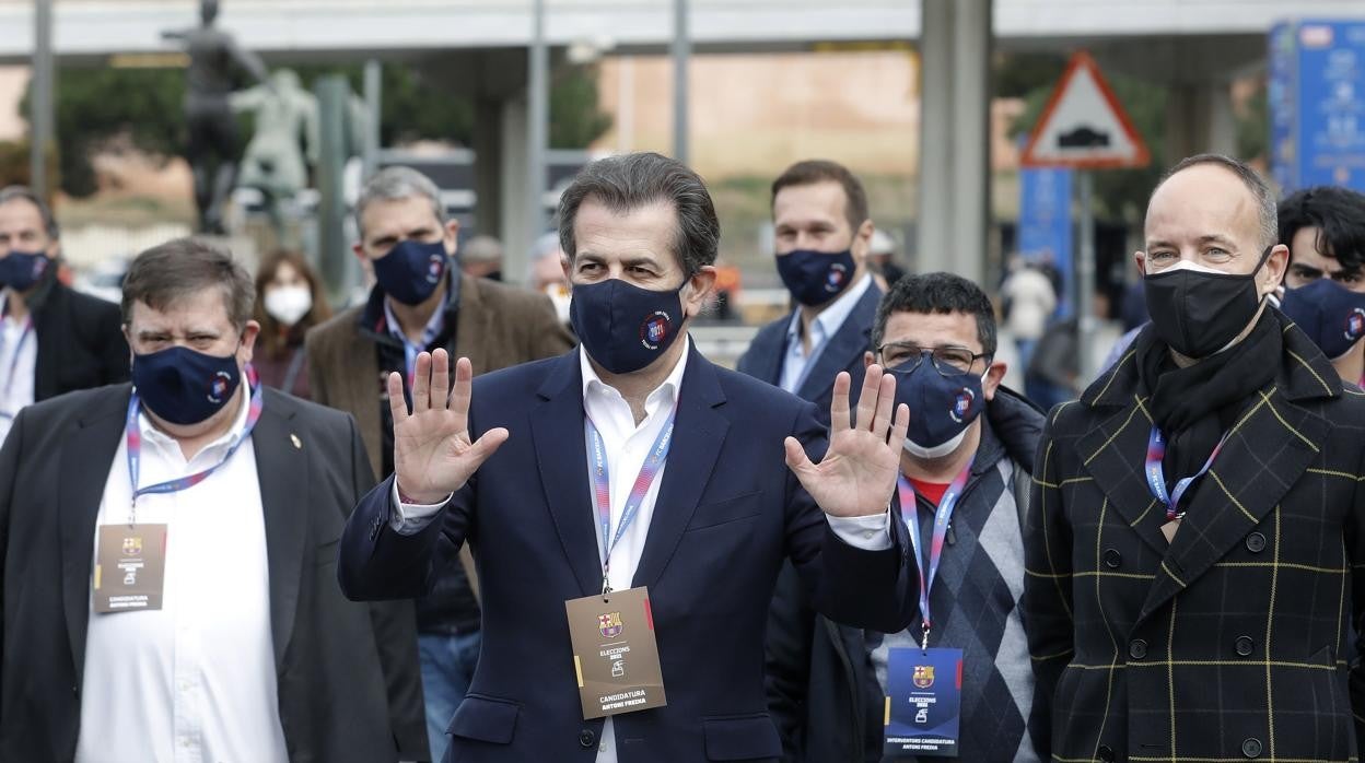 Toni Freixa pasea por el Camp Nou durante la jornada electoral