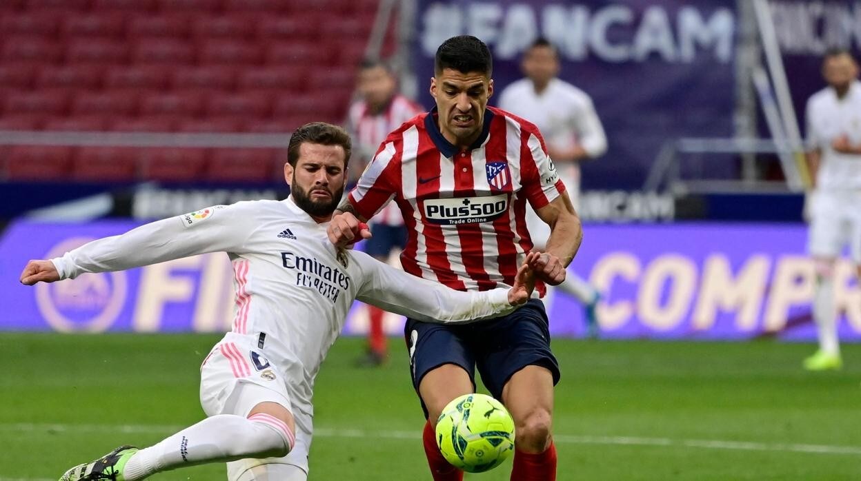 Nacho y Suárez, en una disputa del partido entre Atlético y Real Madrid de ayer