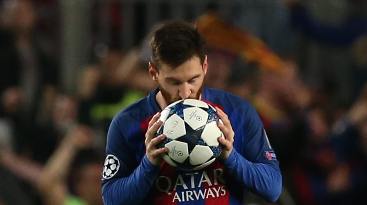 Messi besa el balón durante la eliminatoria entre el Barcelona y el PSG hace cuatro años