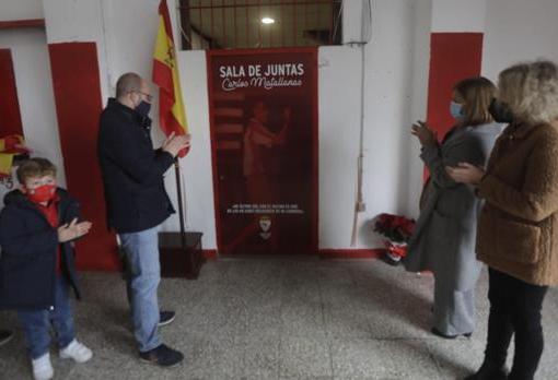 El alcalde de El Puerto Germán Beardo entrega el cuadro homenaje a Javier Matallanas, hermano de Carlos.