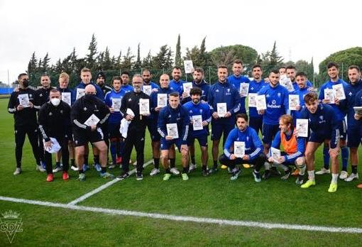 La plantilla del Cádiz CF con el libro de Carlos Matallanas.