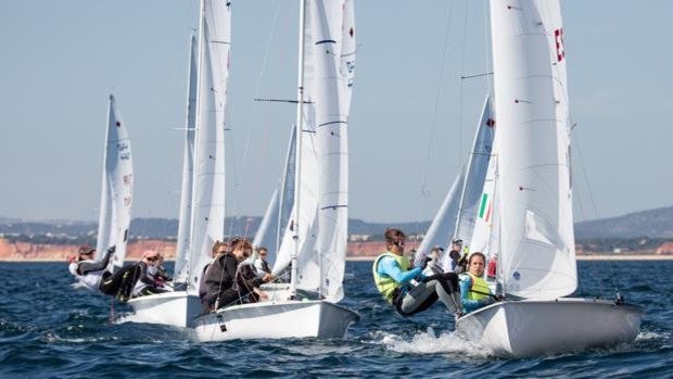 Silvia Mas y Patricia Cantero siguen liderando con soltura el Mundial de 470