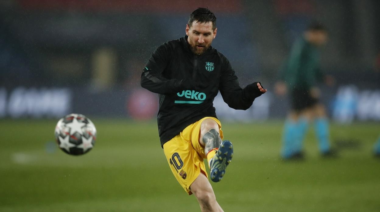 Messi chuta un balón durantee el calentamiento ante PSG