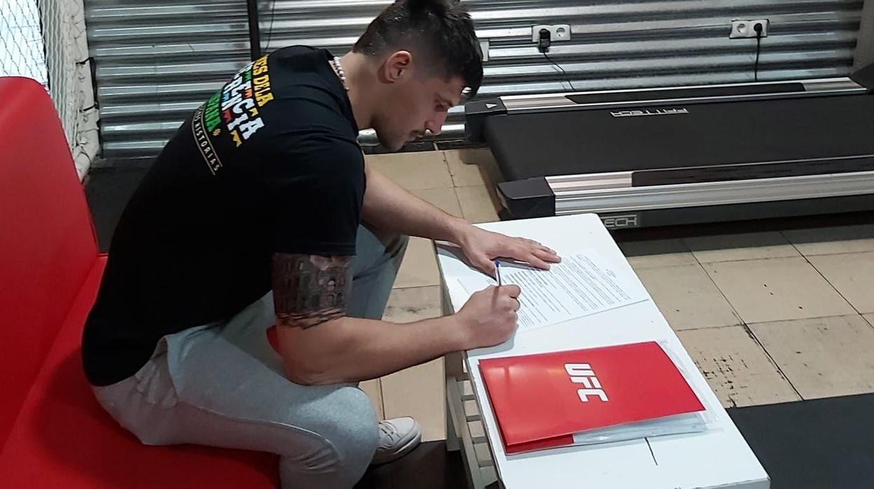 El asturiano Joel Álvarez firma el contrato de su próxima pelea en UFC