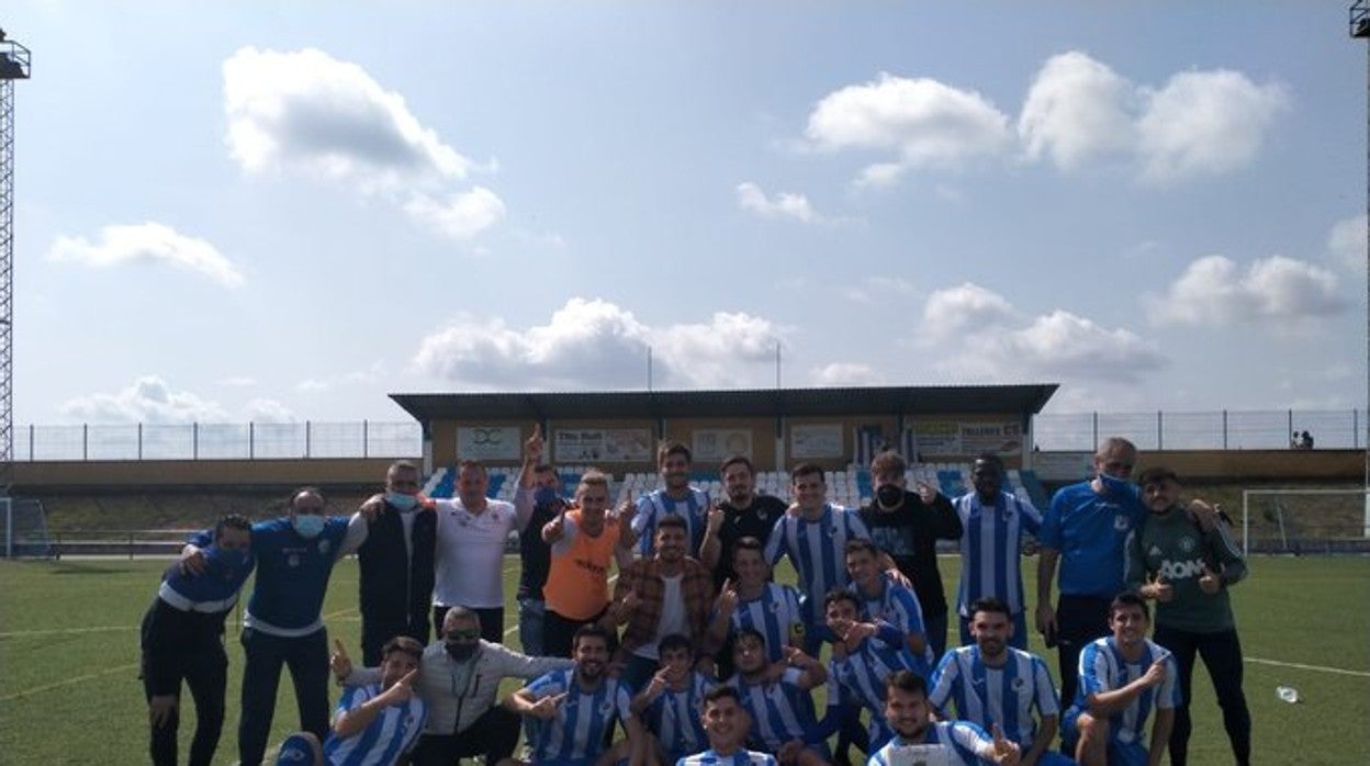 Los jugadores y el cuerpo técnico de la UD Villaverde celebran el primer puesto en la primera fase