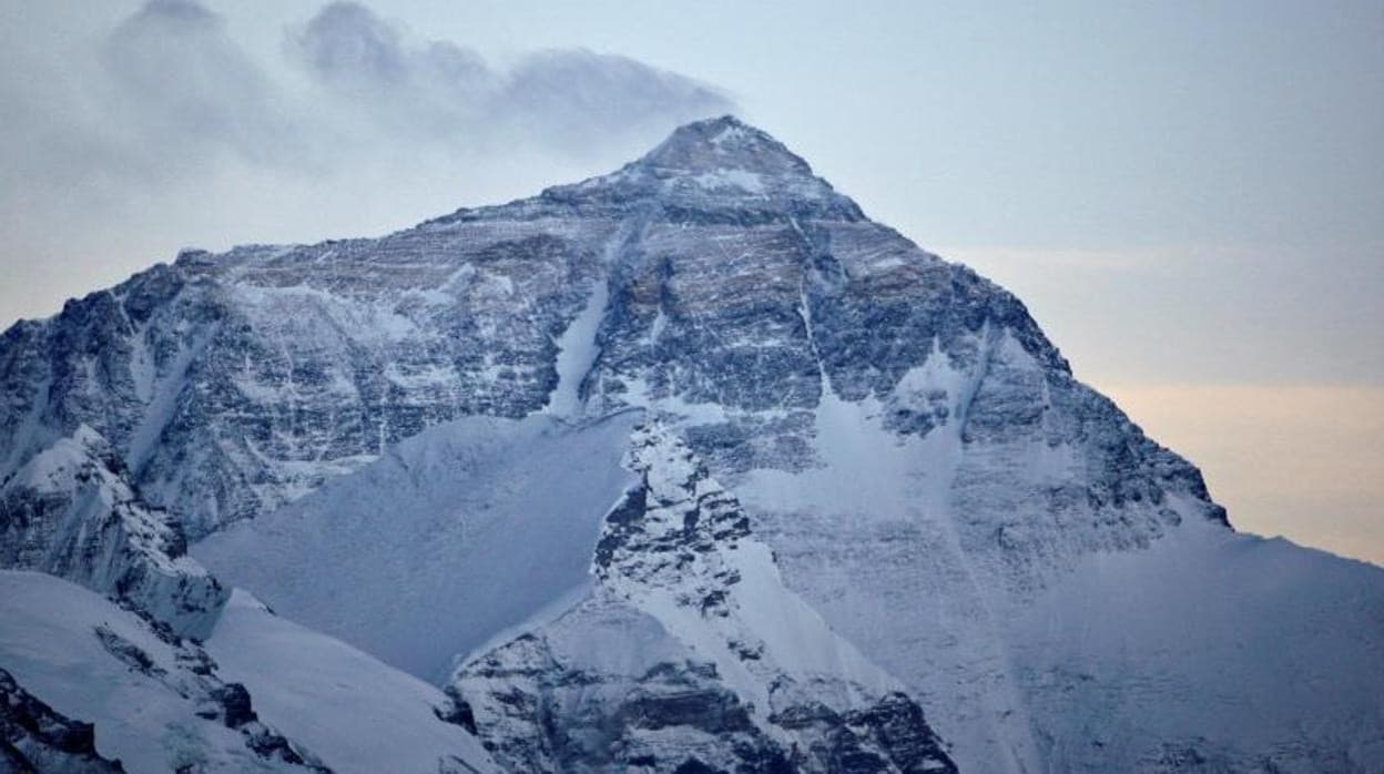 El Everest tiene una altitud de 8.849 metros sobre el nivel del mar