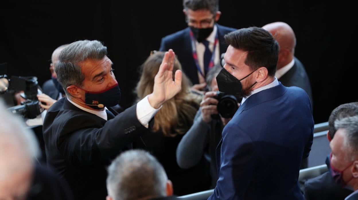 Joan Laporta saluda a los presentes junto a Leo Messi durante el acto de su investidura