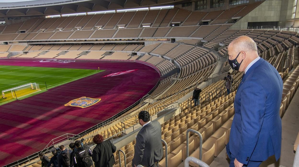 Javier Imbroda, consejero de Educación y Deporte, en el estadio sevillano