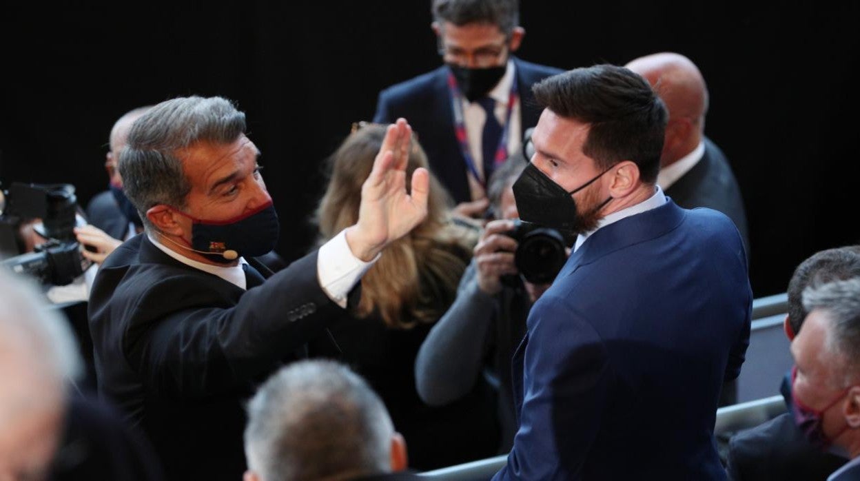 Laporta saluda a Messi durante su acto de investidura