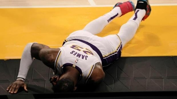 La lesión de LeBron James que le hizo arrastrarse por el suelo de dolor