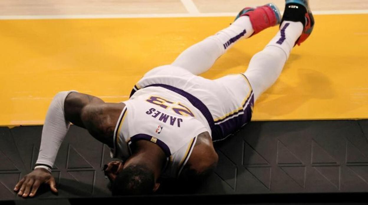 La lesión de LeBron James que le hizo arrastrarse por el suelo de dolor