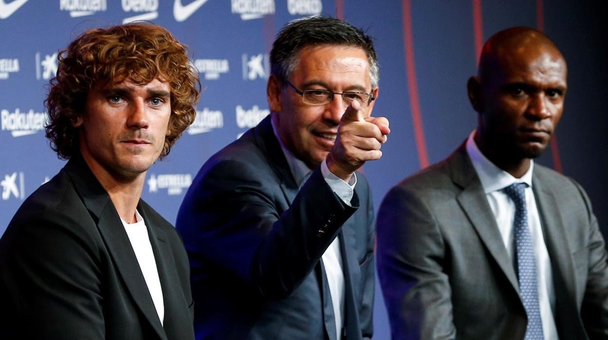 Abidal, junto a Griezmann y Bartomeu durante la presentación del francés