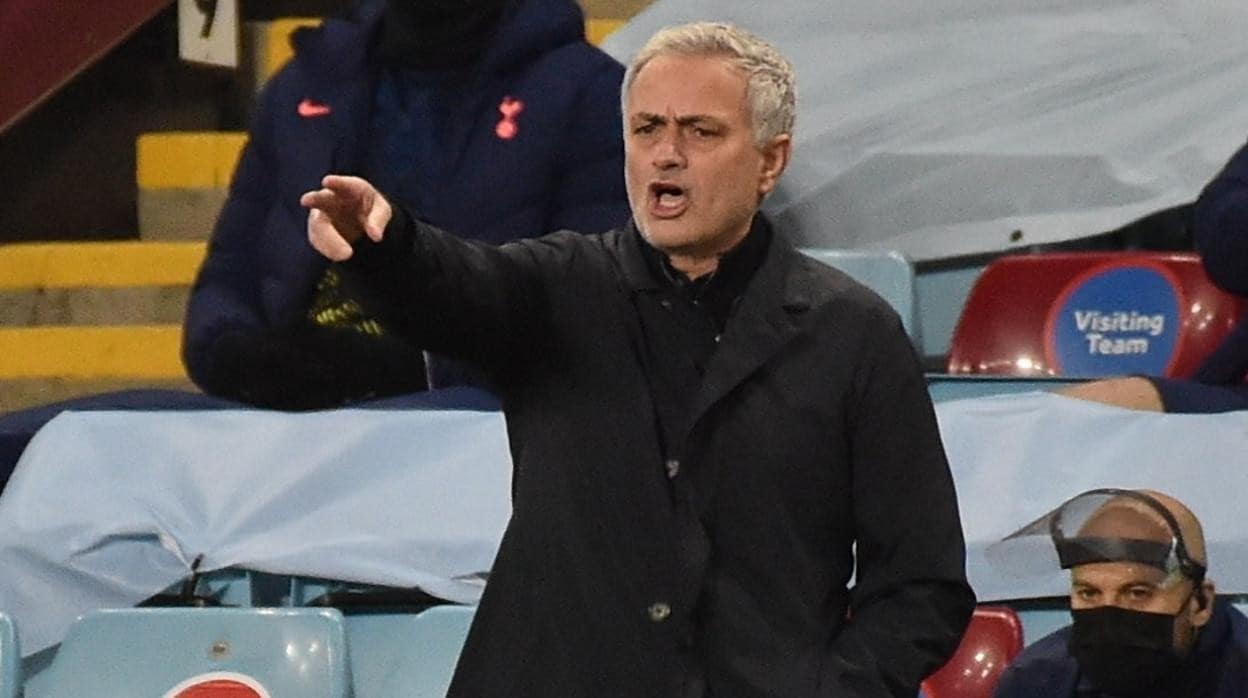 Mourinho, dando instrucciones ante el Aston Villa