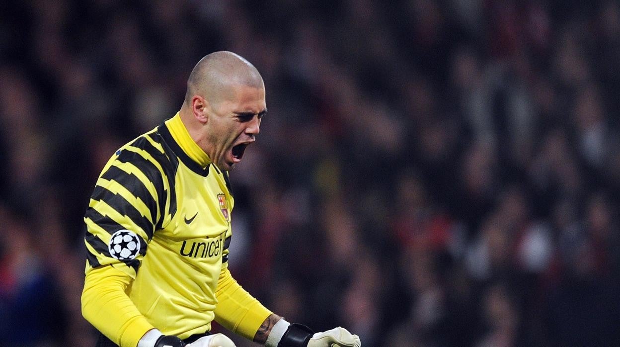 Víctor Valdés celebra un gol del Barcelona en la Champions