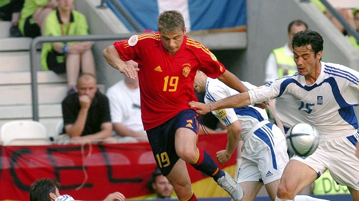 España se enfrentó a Grecia en la fase de grupos de la Eurocopa de 2004 , donde los helenos fueron campeones