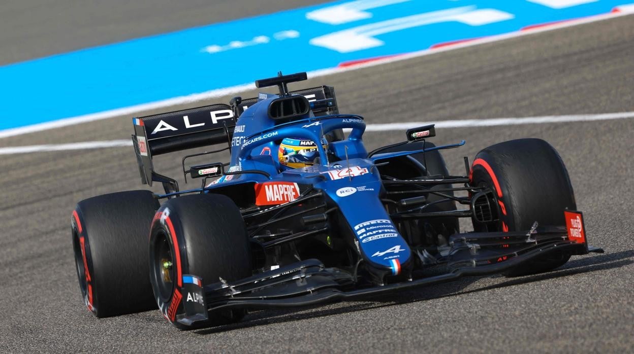 Alonso, durante los entrenamientos del Gran Premio de Baréin