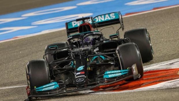 Hamilton suda ante Verstappen