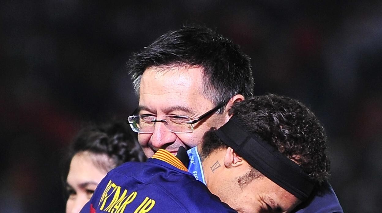 Neymar y Bartomeu se abrazan tras un partido