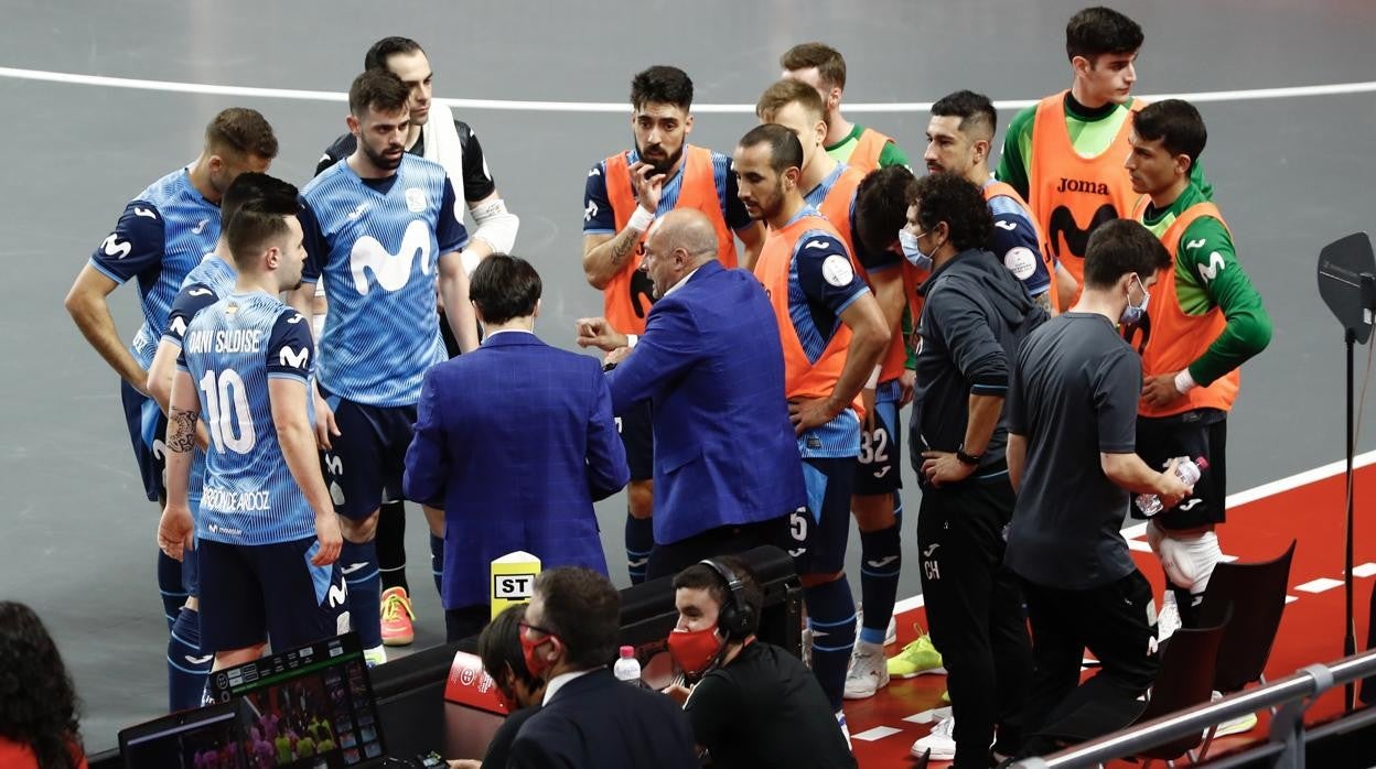 Tino Pérez da instrucciones a sus jugadores