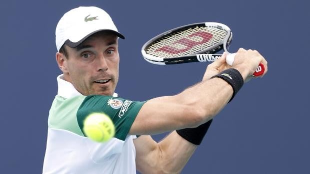 Roberto Bautista accede a cuartos en Miami tras  vencer a John Isner en un emocionante partido