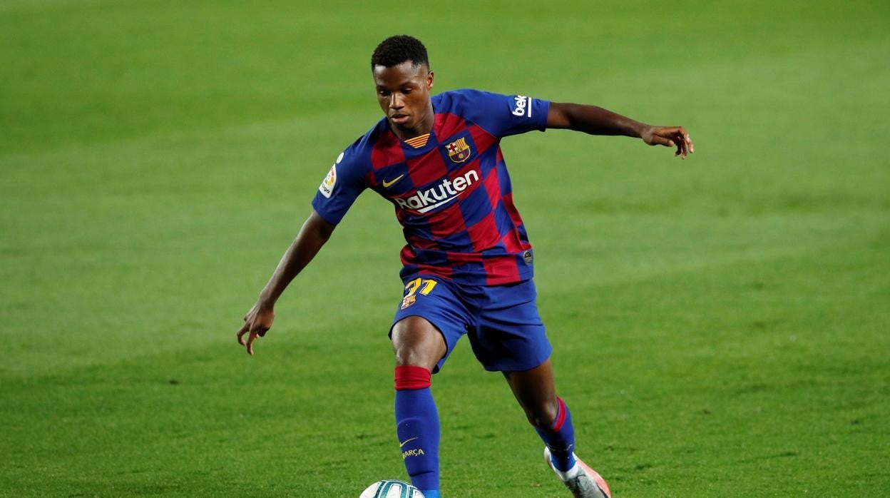 Ansu Fati conduce el balón durante un partido del Barcelona