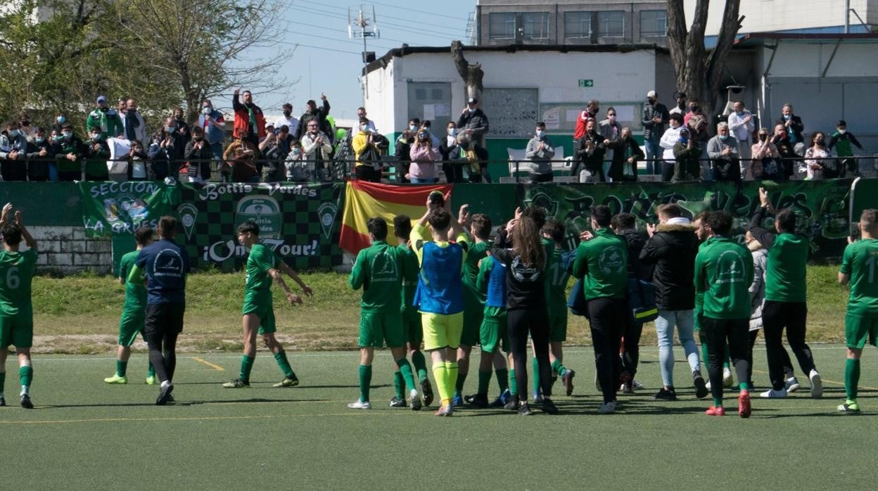 Los jugadores del SAD Villaverde celebran un triunfo con su afición