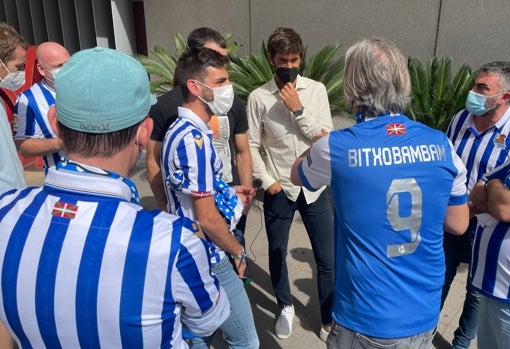 Aguirretxe habla con algunos aficionados en la puerta del hotel