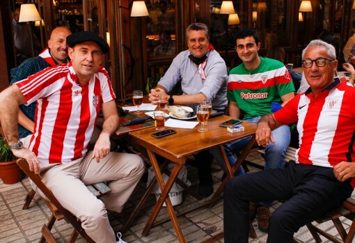 Hinchas del Athletic en un bar de Sevilla