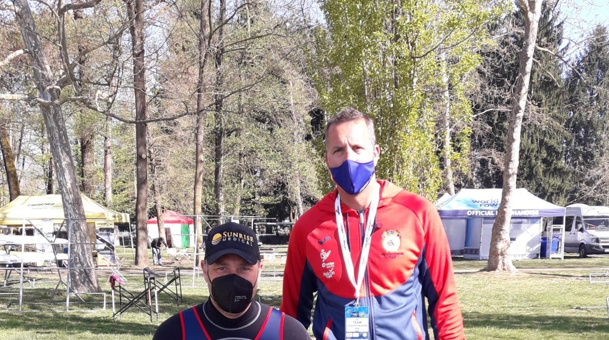 Javier Reja junto al entrenador del Club Náutico, David Cifuentes