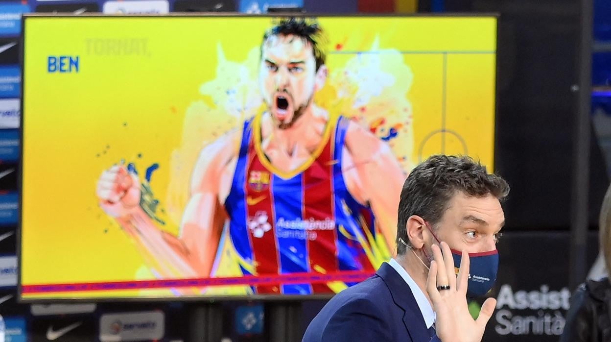 Pau Gasol saluda durante su presentación con el Barcelona