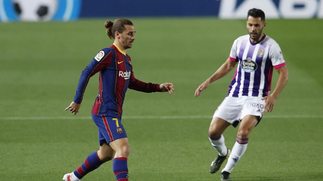 Griezmann controla el balón durante el partido ante el Valladolid